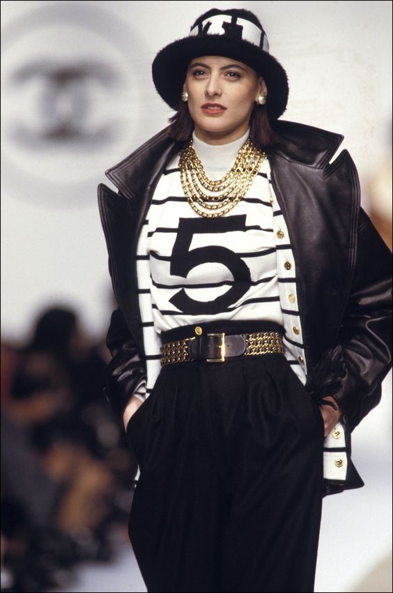 香奈儿的数字5还有人说,chanel女士比较迷信,在取名字的时候找了一个