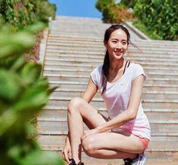 单单看外表,是猜不出她的真实年纪的,女明星的保养秘笈,可不仅仅是健身这一个哦。