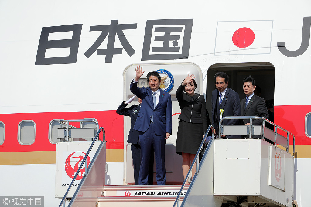 日本首相安倍晋三与夫人安倍昭惠在羽田国际机场登机,前往中国访问