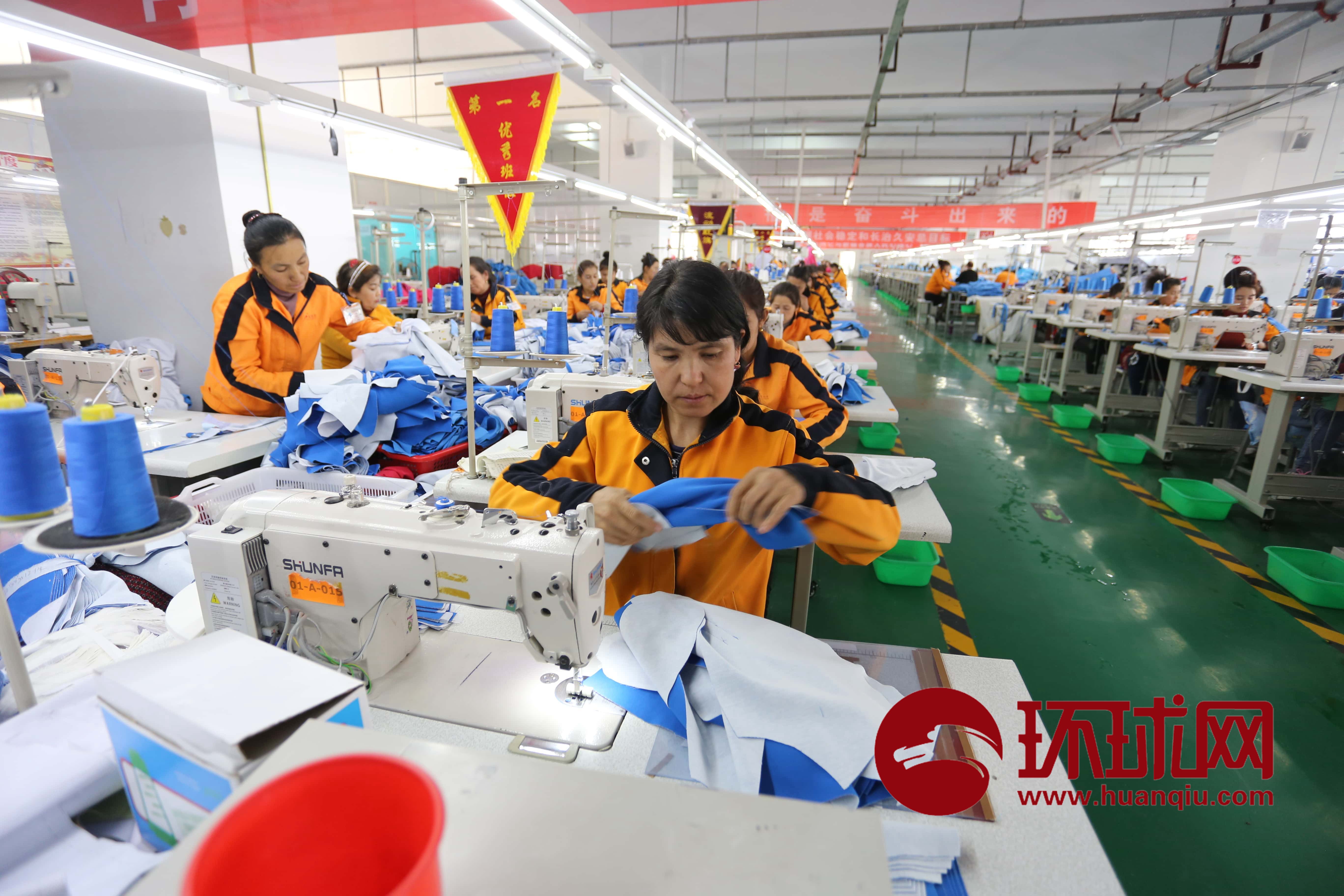 22日,喀什市北部产业园一家服装厂内,女工正在专注工作