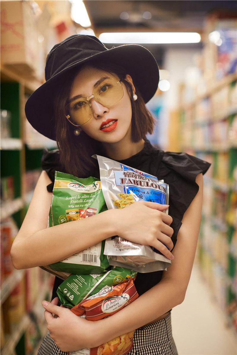 银雪曝光时尚写真黑色上衣茶色墨镜搭配黑色小礼帽