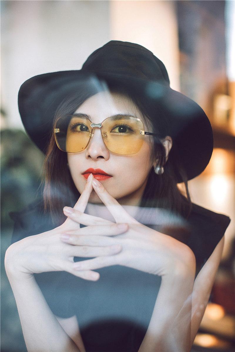 银雪曝光时尚写真黑色上衣茶色墨镜搭配黑色小礼帽