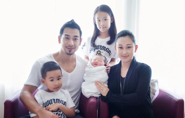 这些年来,赵文卓都非常低调,新作品也很少了,希望这一家人能够永远这么幸福!