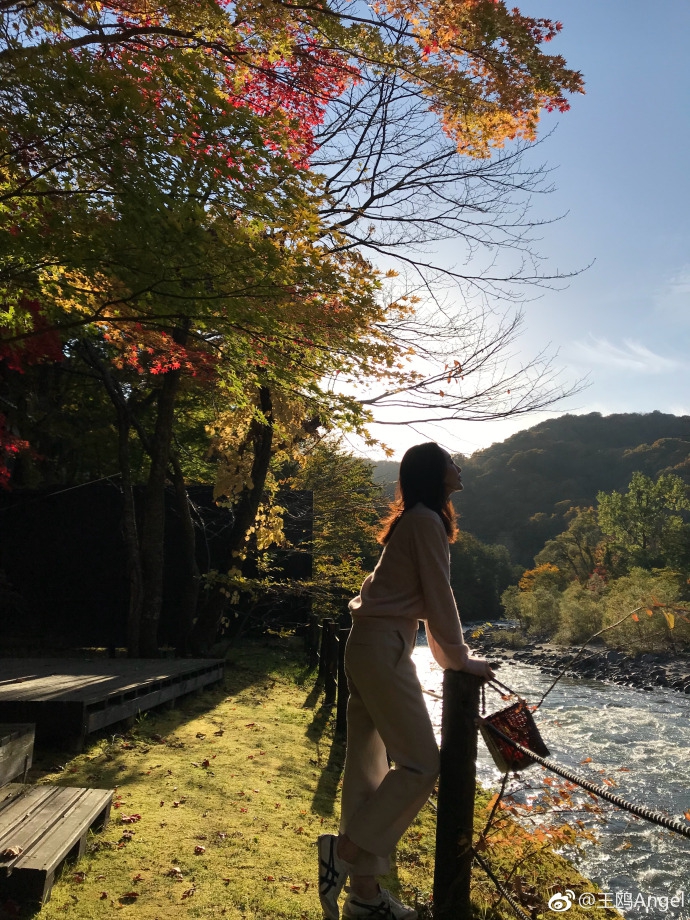 王鸥漫步河边惬意甜笑