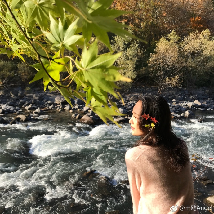 王鸥漫步河边惬意甜笑