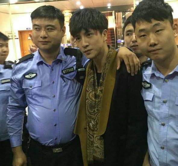 10位明星与警察合影个个像被抓似的黄渤站c位唯独他最得意