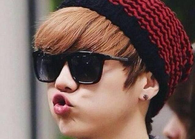 在娱乐圈中,鹿晗算是最爱吐舌嘟嘴卖萌的男明星,这张酷酷的嘟嘴照跟李易峰有的一拼了。