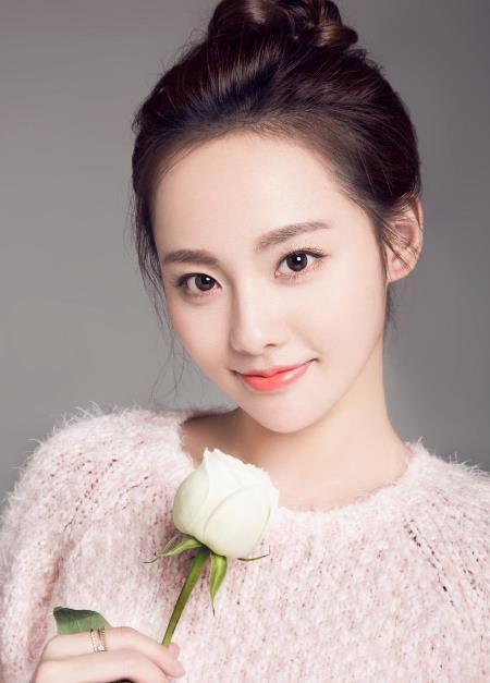 网友偶遇素颜张嘉倪,真实颜值曝光很接地气,抱娃姿势很暖心