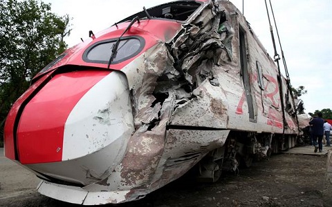 台铁普悠玛6432次列车21日发生严重事故,车头严重损毁(图片来自台媒)