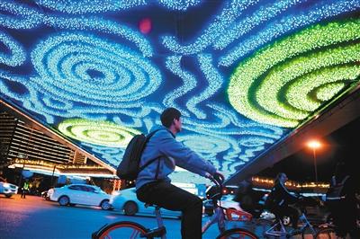 在立交桥底面,灯光不时变幻图案和颜色,“绘”出巨幅油画般的美景。记者 翟小雪 摄