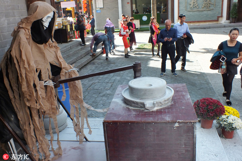 湖北宜昌龙泉古镇两小鬼推磨游客看稀奇