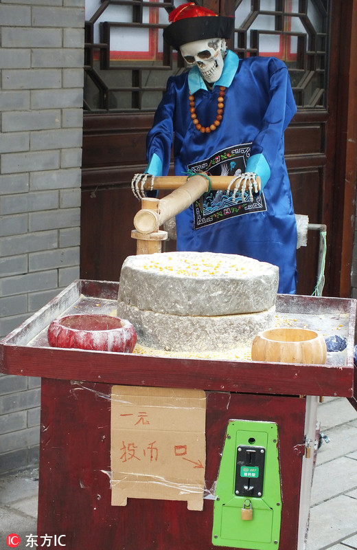 湖北宜昌龙泉古镇两小鬼推磨游客看稀奇