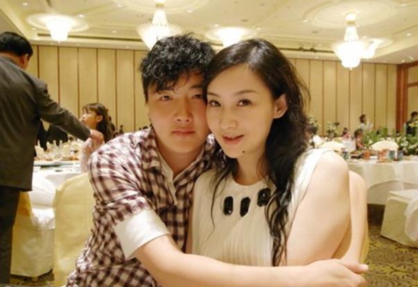 孙楠老婆潘蔚近照曝光脸色红润气质佳与老公甜蜜依偎真甜