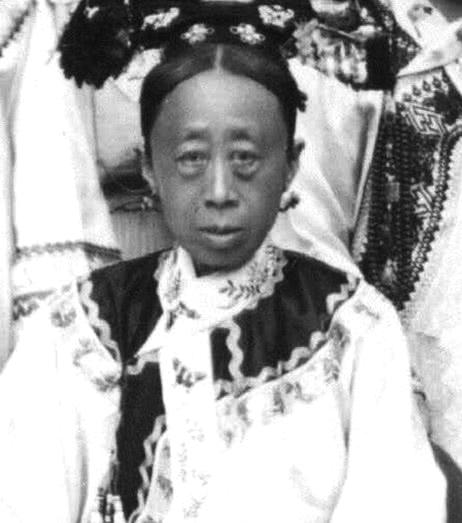 图为当时晚清时候的固伦公主，说实话小编真的没看出来这是个公主，说是嬷嬷小编还是相信的。