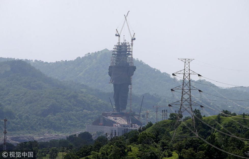 建造中的帕特尔塑像(图片来源:视觉中国)