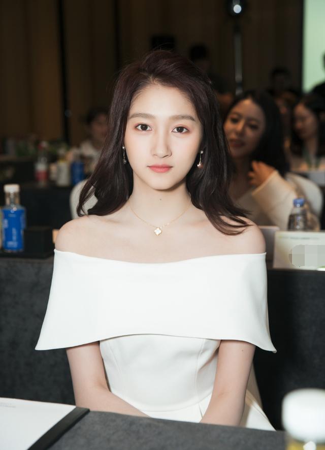 但其实,并不是所有女明星天生都那么白的,她们为了白,都各出奇招。