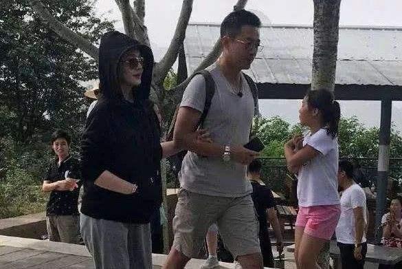 范冰冰也是美白达人,即使出席短短十来分钟的室外活动,也要手握一把伞。