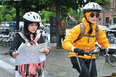 要是在太阳更猛烈的情况下,范冰冰会把防晒措施做到极致,连脸都看不到。