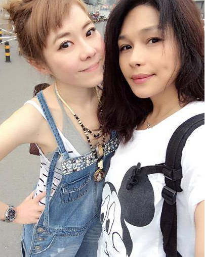 谢霆锋初恋女友戴辛尉（左）与好友合影，近照看着好年轻