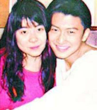 谢霆锋与初恋女友戴辛尉罕见亲密照