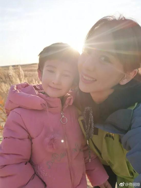 新疆孩子佟丽娅回娘家 夜宿沙漠和"小房东"看日出