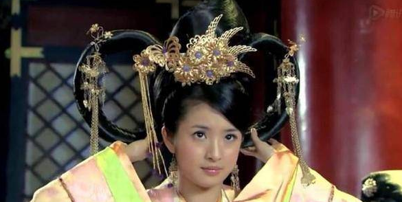 韩雪在《醉玲珑》出场的一瞬间，小编觉得造型师是刚从盘丝洞美发学院进修回来。