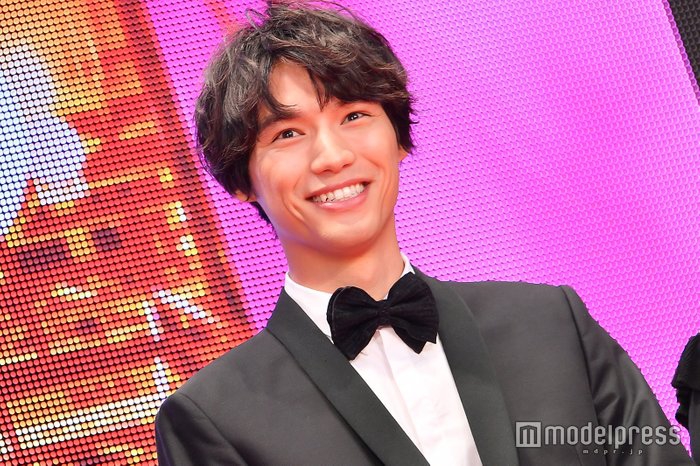 新浪娱乐讯 演员福士苍汰25号出席东京电影节红毯，全黑西装出席的他玉树临风姿态潇洒。