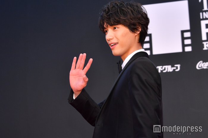 新浪娱乐讯 演员福士苍汰25号出席东京电影节红毯，全黑西装出席的他玉树临风姿态潇洒。