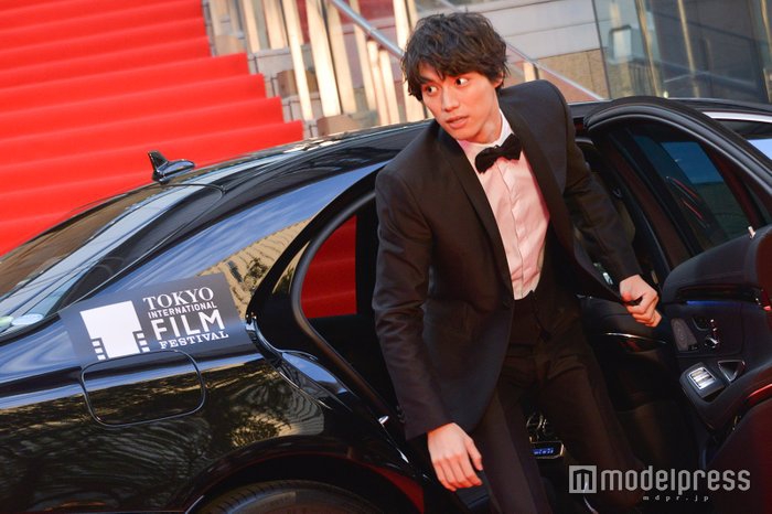 新浪娱乐讯 演员福士苍汰25号出席东京电影节红毯，全黑西装出席的他玉树临风姿态潇洒。