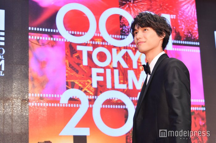 新浪娱乐讯 演员福士苍汰25号出席东京电影节红毯，全黑西装出席的他玉树临风姿态潇洒。