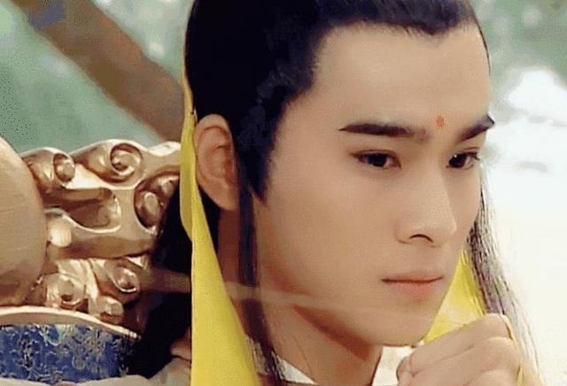 他的扮相时而清冷，时而灵秀，很是动人。让人看他的剧时，总希望他能干掉男一，抢走女一号。