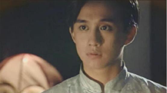 后来娶了有名的大美女孙莉。