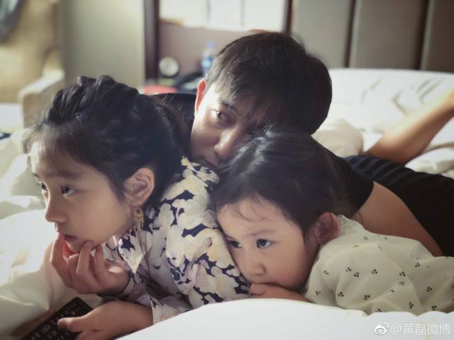 孙莉与多多合照，多多简直就是孙莉的翻版。母女气质爆棚