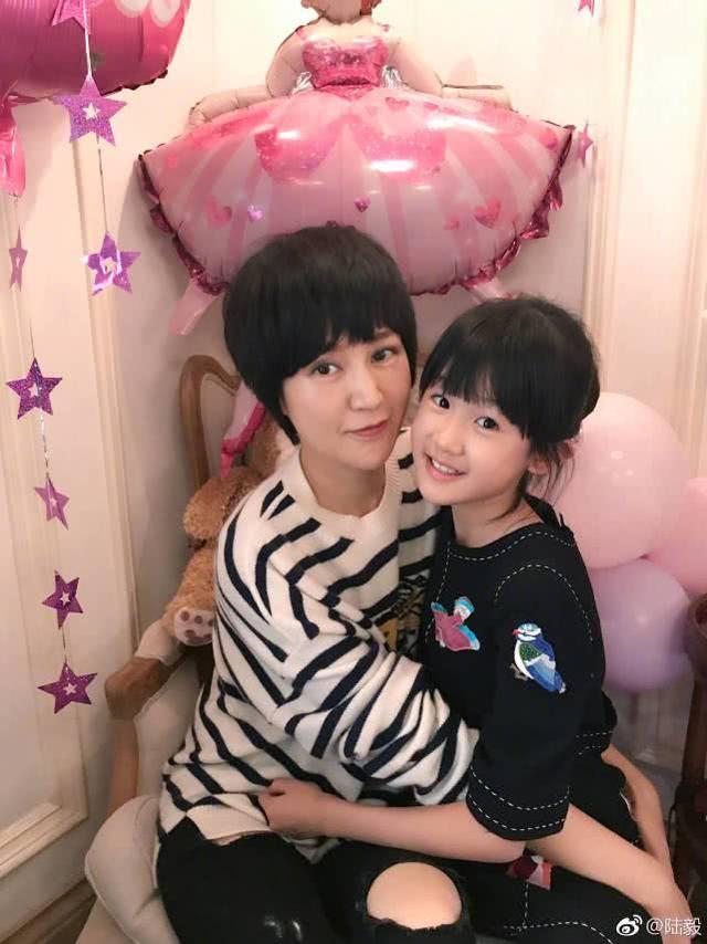 贝儿与生日蛋糕合影，漂亮的双眼皮，修长的手指非常吸睛，嘟嘴卖萌的样子超可爱。