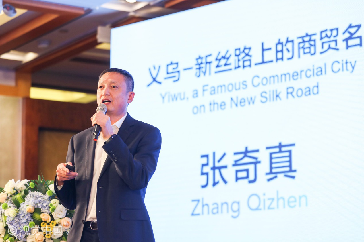 图为浙江中国小商品城集团副总经理&nbsp;张奇真进行义乌推介