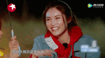 李咏的经典手势也家喻户晓。