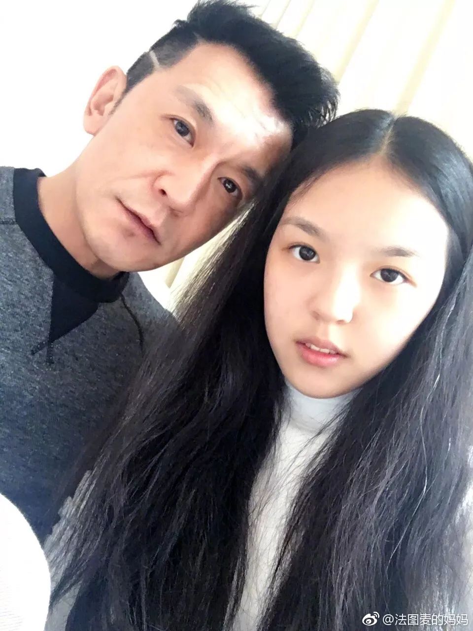 在哈文怀孕的时候，李咏就为女儿写了很多信。每一句开头都是“亲爱的女儿，你好吗？”