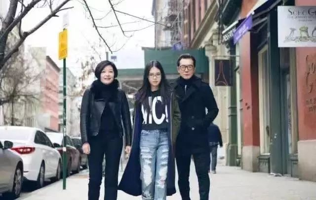 李咏曾经说过，他如果长寿的话，人生会有4个22年，最后一个22年，他希望女儿多管管自己。