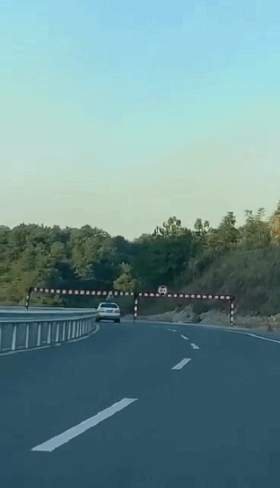 发生了一起意外 视频记录下揪心的一幕 前车小孩头部伸出天窗外吹风