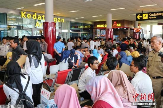 印尼坠毁客机家属抵达邦加槟港的Depati Amir机场内焦急等待消息。