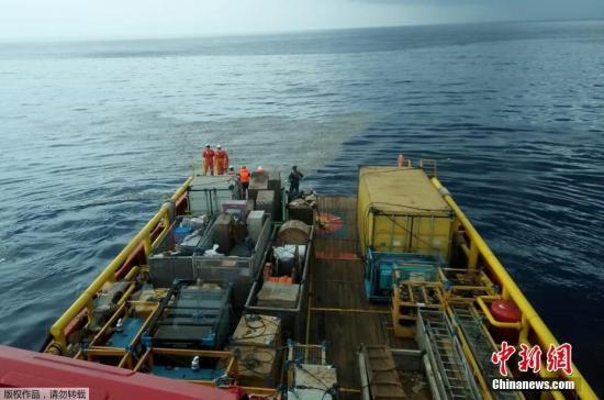 印尼搜救队船只抵达坠毁海域。