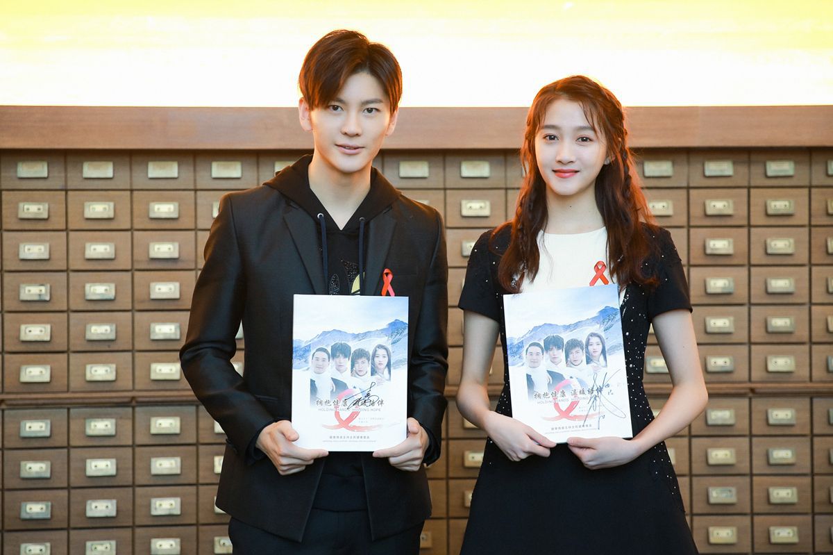 王嘉关晓彤亮相联合国总部拍摄艾滋病公益海报