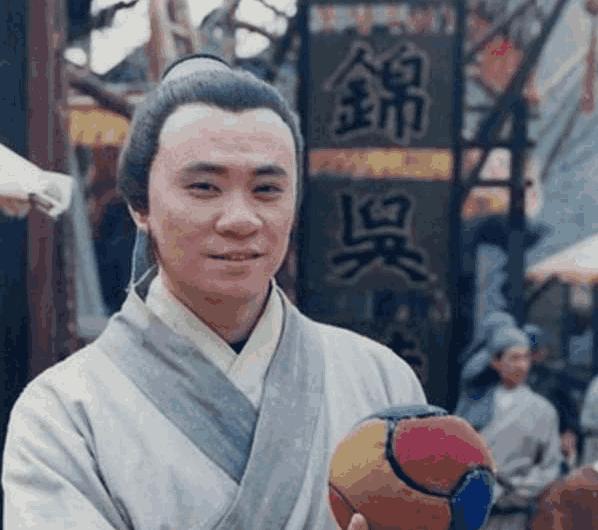 图四：高俅玩球，这是年轻时期的高俅，造型还是很可爱的。