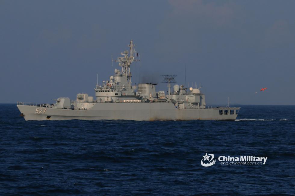 2018年10月24日至27日,导弹护卫舰洛阳号在海上进行实弹射击演练.