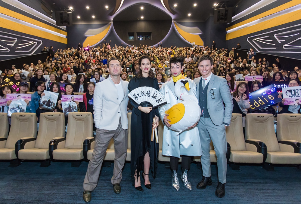 埃兹拉手抱大鹅呆萌十足