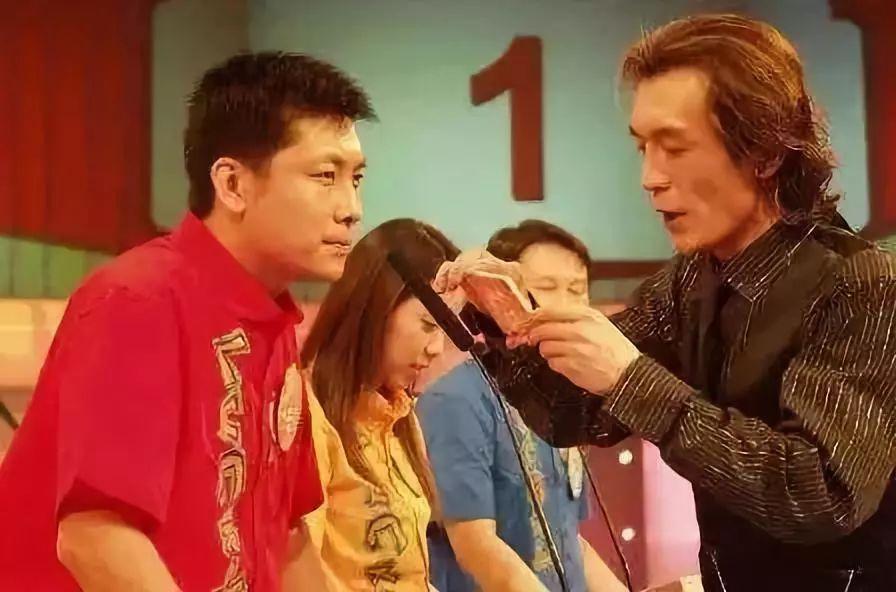 他的招牌节目《幸运52》和《非常6+1》，最令人期待的环节便是砸金蛋时刻。