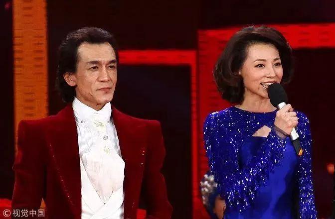 外界传言，他因主持风格的独树一帜，被排挤，被疏离。