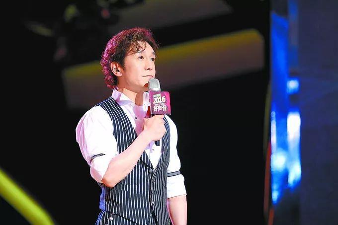 而人们最怕见到的，恰恰是英雄迟暮。那个完美主持人的神话，是被他自己，亲手打破的。