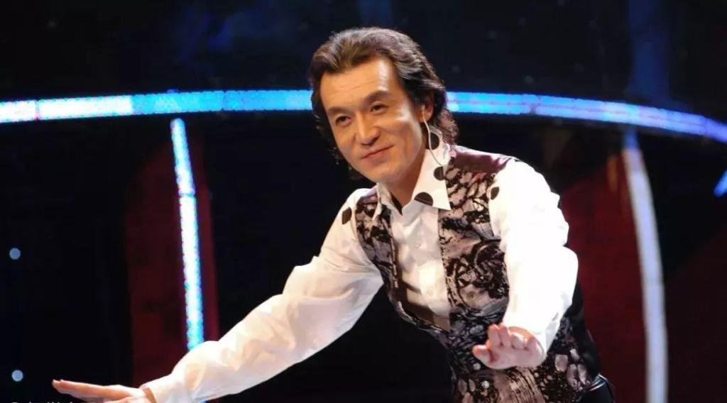 等他再次出现在我们的视野中，是2016年，他接棒华少，担任了《中国好声音》主持人。