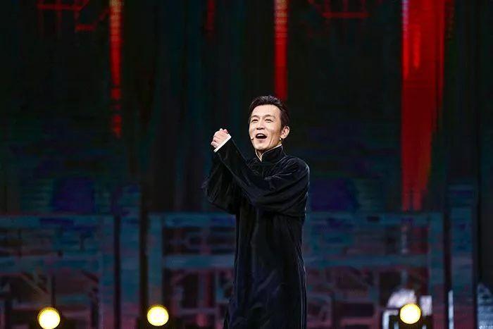 从此以后，他选择隐居避世，主动淹没在众声喧哗中，以疏离者的姿态凝视人间。